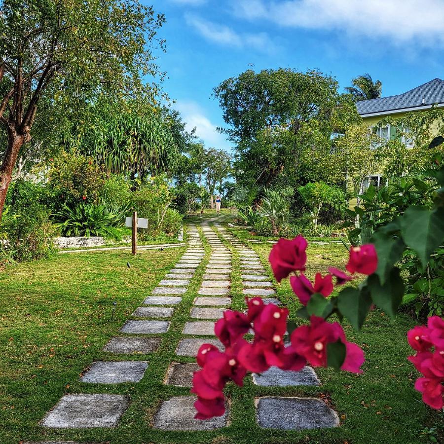 Pineapple Fields Aparthotel โกเวอร์เนอร์สฮาร์เบอร์ ภายนอก รูปภาพ