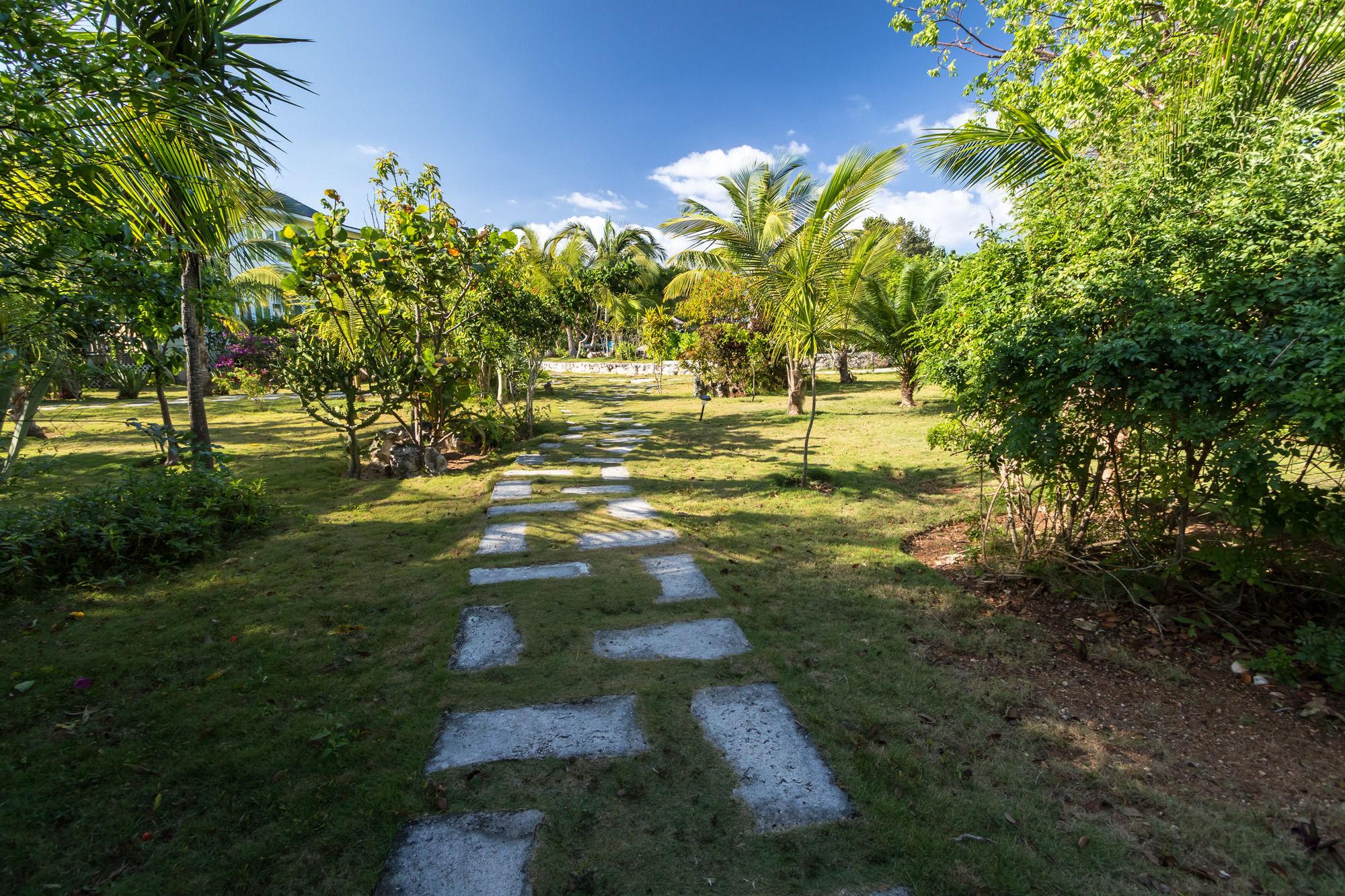 Pineapple Fields Aparthotel โกเวอร์เนอร์สฮาร์เบอร์ ภายนอก รูปภาพ