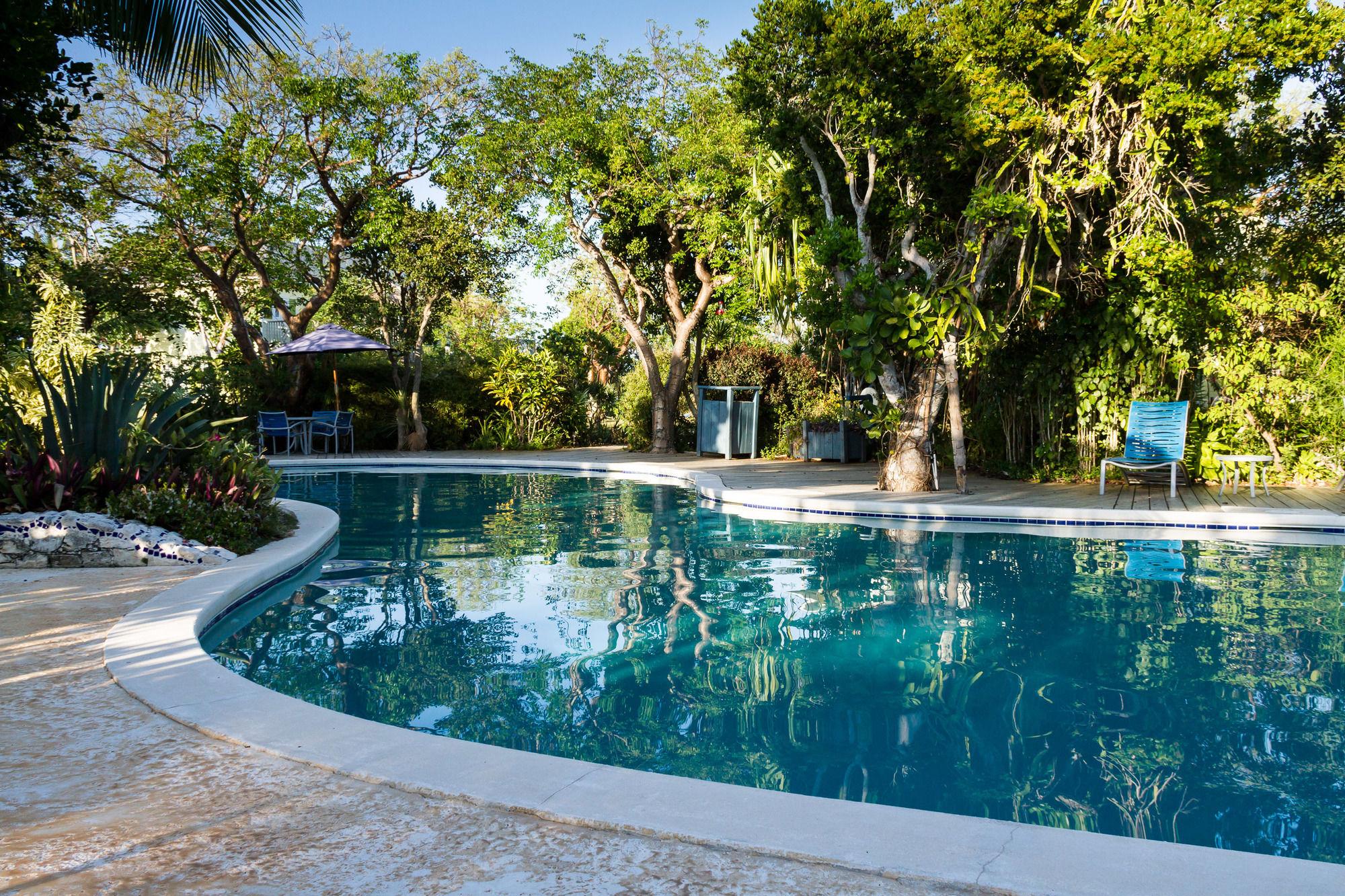 Pineapple Fields Aparthotel โกเวอร์เนอร์สฮาร์เบอร์ ภายนอก รูปภาพ