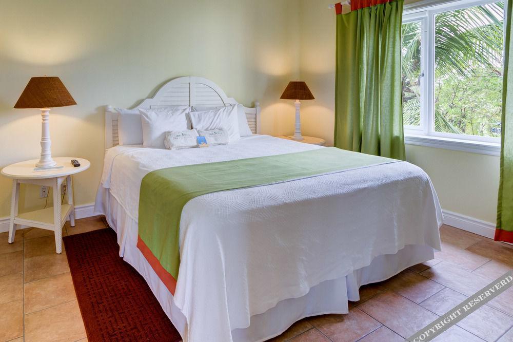 Pineapple Fields Aparthotel โกเวอร์เนอร์สฮาร์เบอร์ ภายนอก รูปภาพ