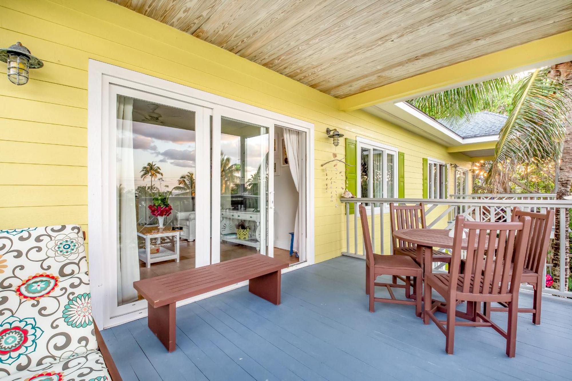 Pineapple Fields Aparthotel โกเวอร์เนอร์สฮาร์เบอร์ ภายนอก รูปภาพ